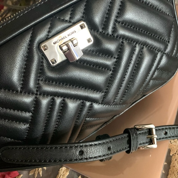 New MK Crossbody 🖤double zipper Peyton - Picture 7 of 8